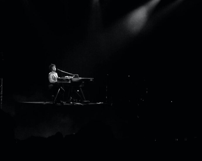 D'Angelo performing at Brixton Academy, February 2012, playing on the Rhodes piano by Phil Sheard