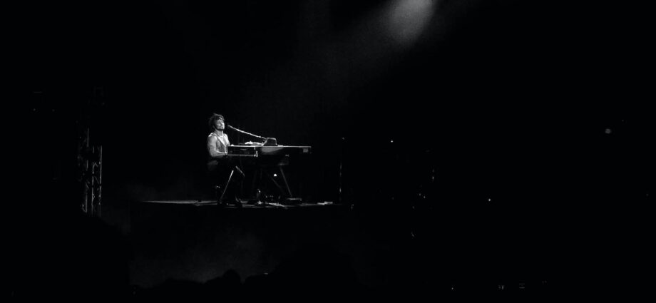 D'Angelo performing at Brixton Academy, February 2012, playing on the Rhodes piano by Phil Sheard